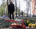 Москвичи несут цветы к посольству Белоруссии