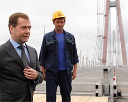 ГИБДД Владивостока забраковала мост, открытый Медведевым