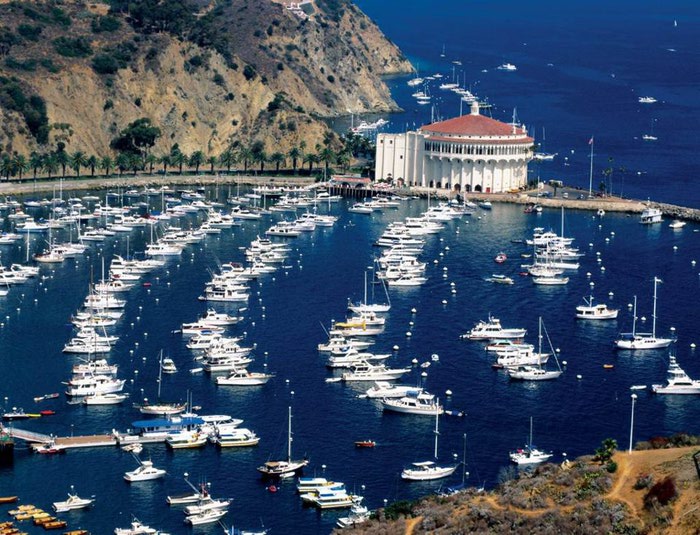 Яхты на острове Санта-Каталина, штат Калифорния.